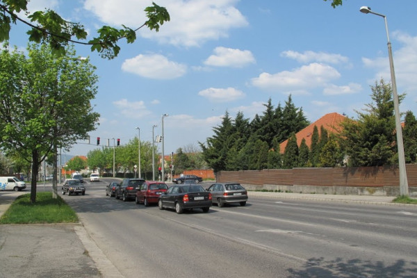 Belső körgyűrű. A közlekedés problémáit enyhítette, a lakókét növelte.