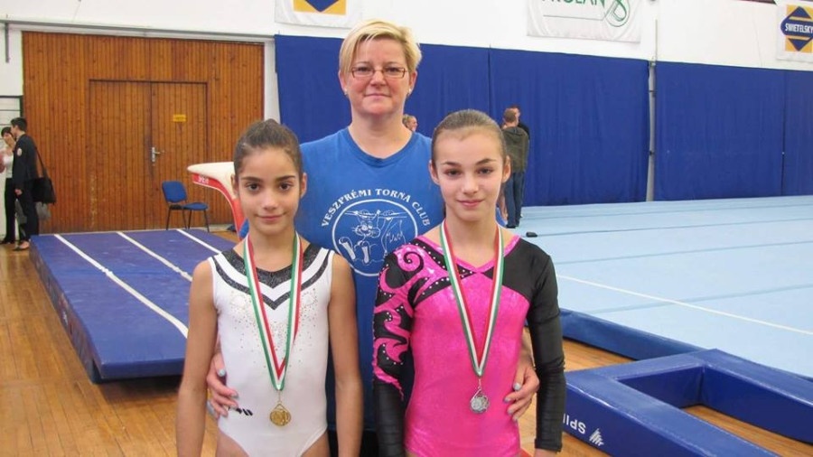 Árkovits Krisztina edző Gesztesi Lilivel és Kupcsik Csengével