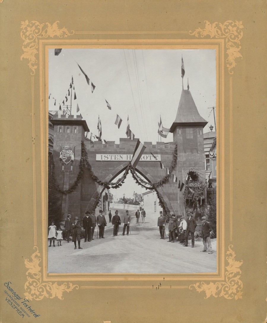 A díszkapu látogatása (1908)
