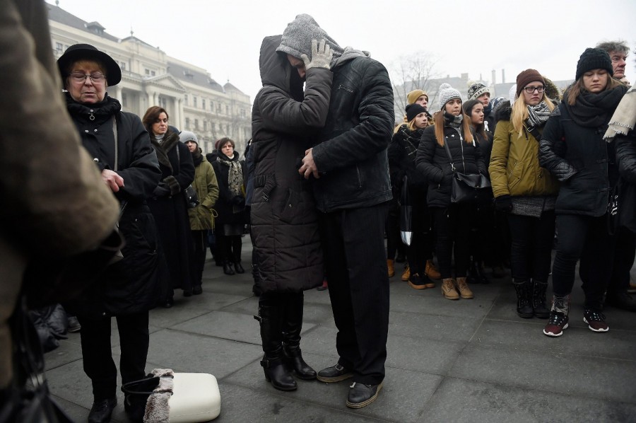 Gyászolók a Kossuth téren (mti)