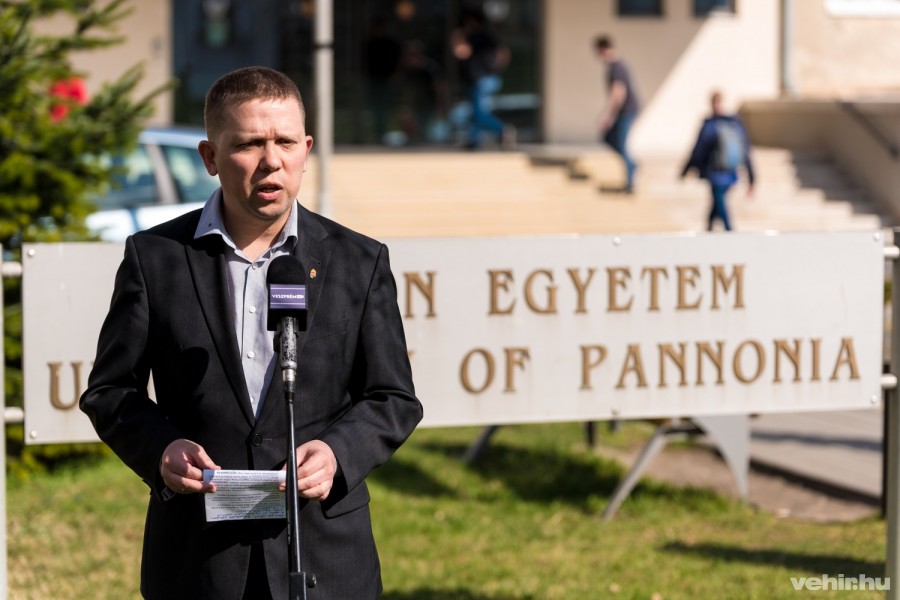 Kész Zoltán március 23-án a Pannon Egyetem előtt tartott sajtótájékoztatón