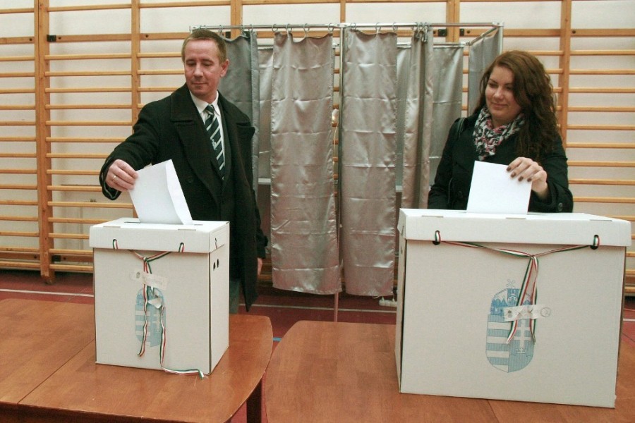 Rig Lajos és felesége szavaz a 2015-ös tapolcai időközi országgyűlési választáson