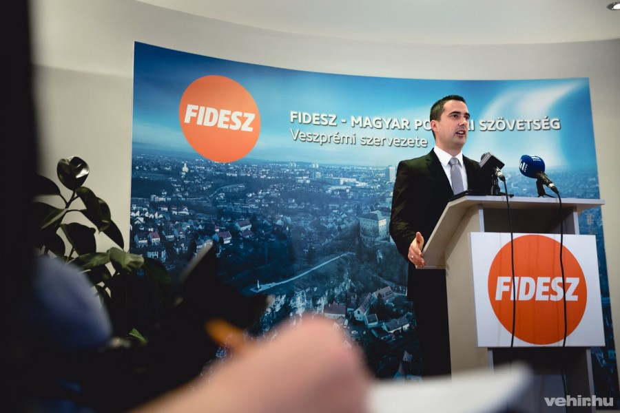 Ovádi Péter péntek délután tartott sajtótájékoztatót a soros-tervről a fidesz veszprémi pártirodájában