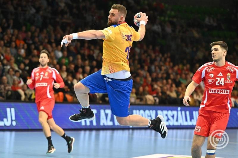 Bóka Bendegúz (b) és Fazakas Gergő (j), a magyar valamint Szász András, a román válogatott játékosa a Magyarország - Románia felkészülési férfi kézilabda-mérkőzésen a győri Audi Arénában 2026. január 9-én. MTI/Krizsán Csaba