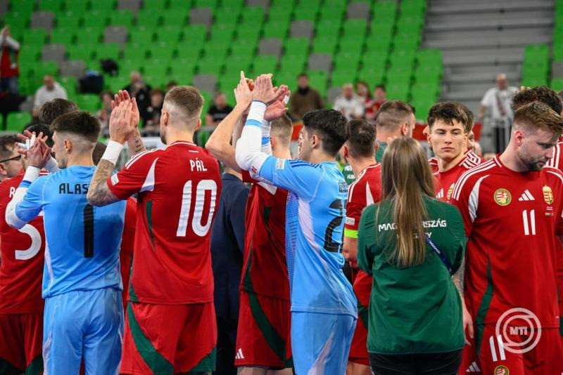 A magyar csapat tagjai a férfi futsal Európa-bajnokság D csoportjának második fordulójában játszott Magyarország - Portugália mérkőzés után a ljubljanai Stozice Arenában 2026. január 27-én. A magyar válogatott 5-1-re kikapott. MTI/Bodnár Boglárka