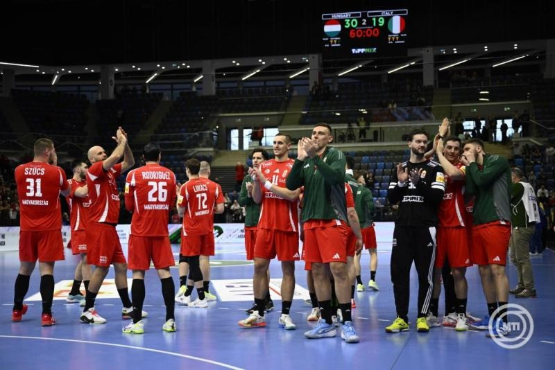A magyar csapat tagjai a Magyarország - Olaszország férfi kézilabda felkészülési mérkőzés után a Tatabányai Multifunkcionális Sportcsarnokban 2026. március 21-én. A világbajnoki selejtezőre készülő magyar férfi kézilabda-válogatott 30-19-re legyőzte Olaszország csapatát. MTI/Bodnár Boglárka