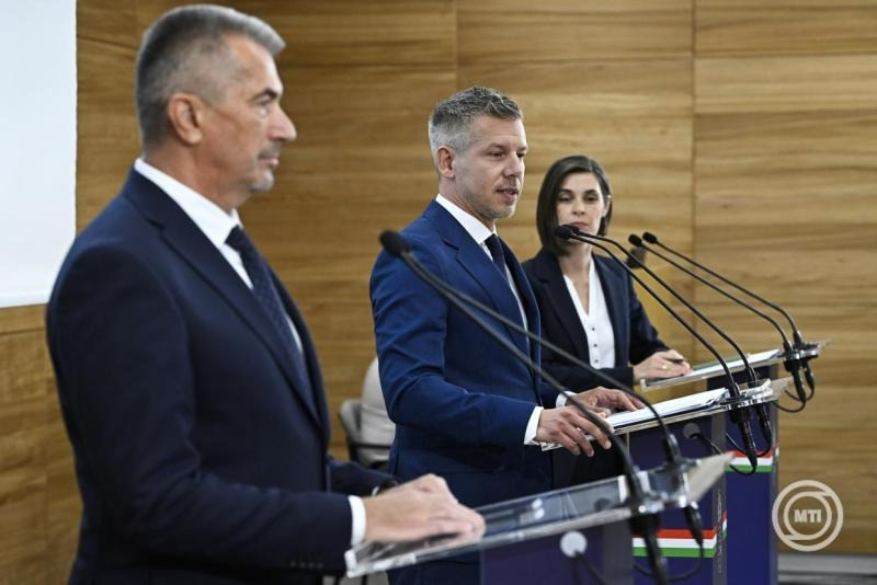  Magyar Péter miniszterelnök (k) az ország energiaellátásának biztonságáról és a kormány döntéseiről szóló sajtótájékoztatón az MVM Paksi Atomerőműben 2026. július 31-én. Mellette Nagy László, a paksi atomerőmű műszaki vezérigazgató-helyettese és Szondi Vanda kormányszóvivő. MTI/Hegedüs Róbert