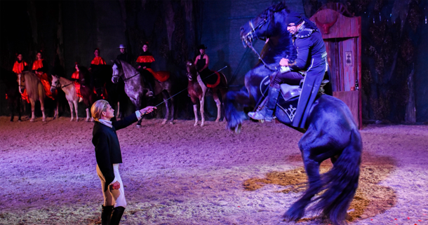 A Zorro musical látványos lovas jelenete. Fotó: Nemzeti Lovas Színház