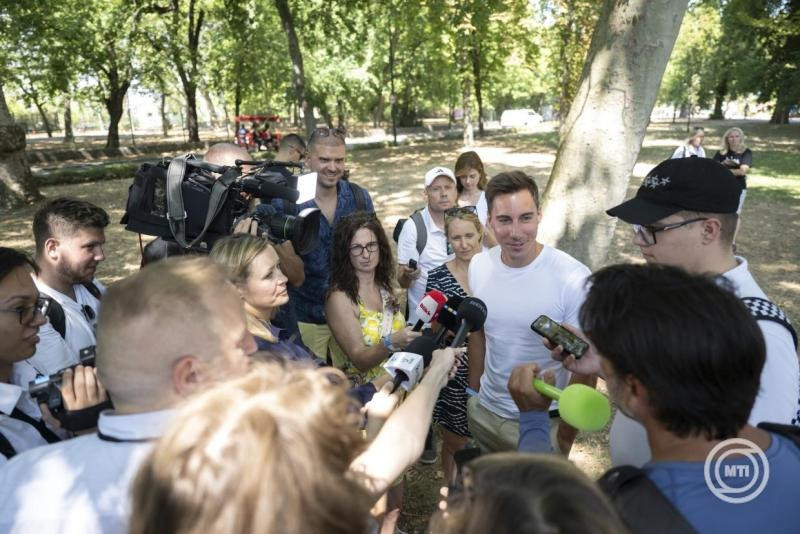  Radnai Márk, a Tisza Párt országgyűlési képviselője, alelnöke nyilatkozik a Tisza Szigetek országos találkozójának helyszínén, a Margitszigeten 2026. augusztus 20-án. MTI/Kovács Márton