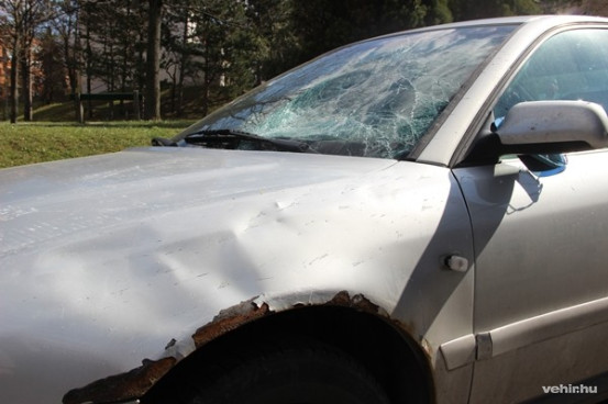 Jelentős kár keletkezett a parkoló autóban