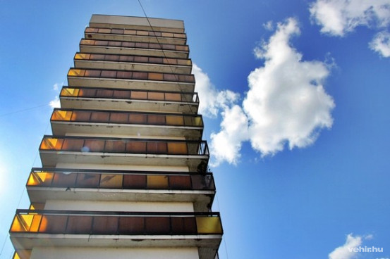 Több üvegtáblát is el kellett távolítani a balesetveszély miatt<br>A galéria megtekintéséhez kattintson a képre