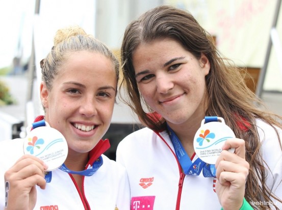 A győztes Kiss Nikoletta (b) és a harmadik helyezett Sibalin Flóra a junior lányok 7,5 kilométeres versenyszámának eredményhirdetésén a balatonfüredi junior nyíltvízi úszó-világbajnokságon 2014. szeptember 6-án. MTI Fotó: Kovács Anikó
