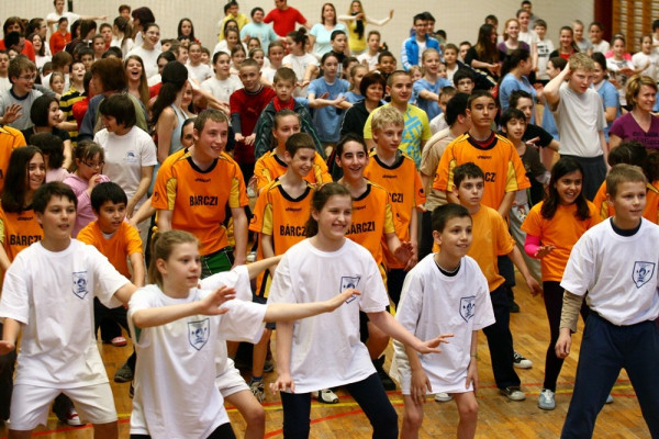 Még több vidám, mosolygós, ugráló gyerek a képre kattintva