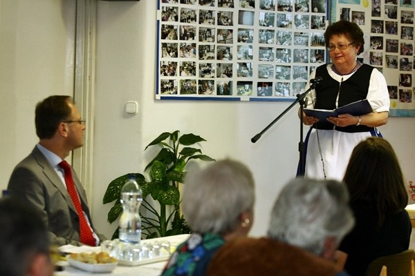 Pájerné Pickler Edit vezető beszél a klub életéről, s mond köszönetet a képviselőnek, amiért támogatta a tavaszi kirándulásukat