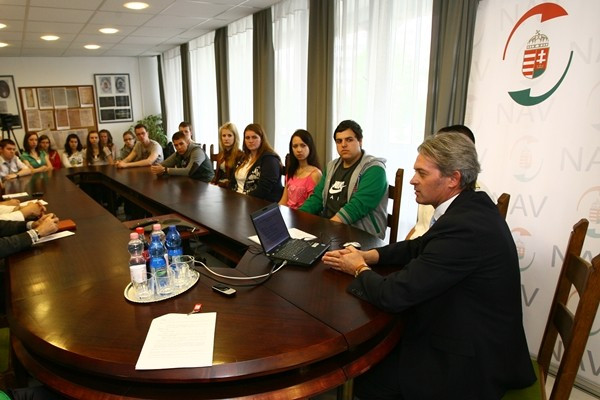 Dégi Zoltán ad tájékoztatást az adóhatóság munkájával kapcsolatban az érdeklődő diákoknak