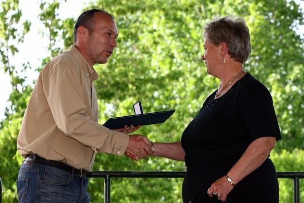 Porga Gyula polgármester nyújtja át az elismerést Molnár Gábornénak