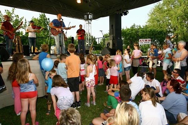 Az Alma Együttes koncertjére kicsik és nagyok egyaránt kíváncsiak voltak
