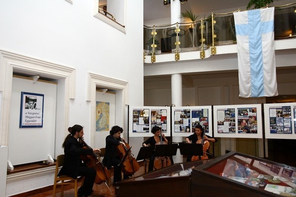 A Csermák iskola cselló kvartettje színesítette a megnyitót