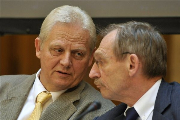 Tarlós István és Pintér Sándor egyeztet. (MTI)