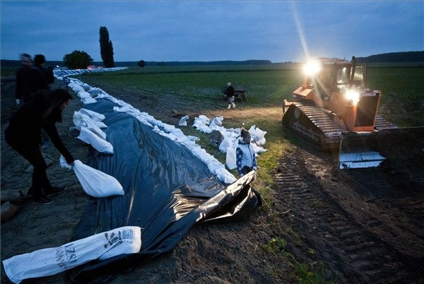 Önkéntesek Győr-Moson-Sopronban. Lányok a gáton. (mti)