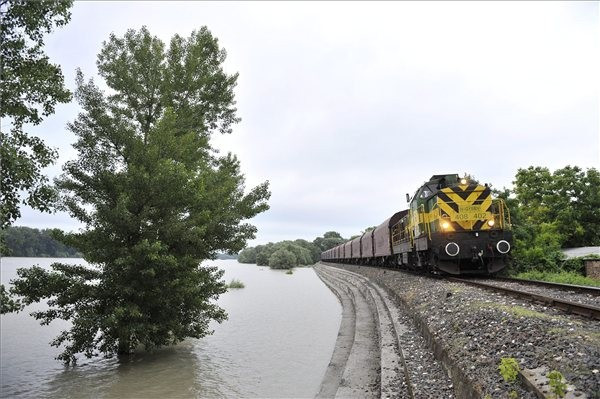 Tegnap még közlekedett a vonat Almásfüzitőnél, ma már víz alatt a sín. (mti)