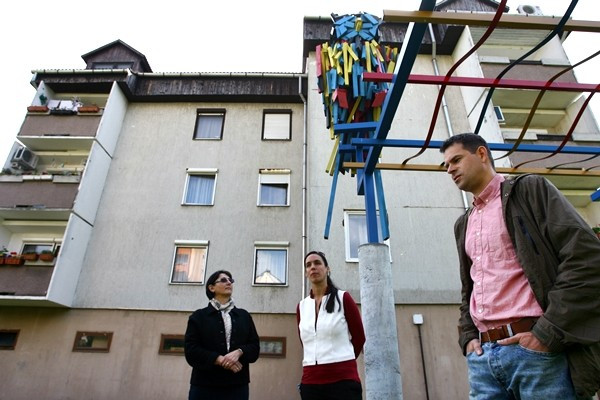 Brányi Mária (b) és Berta Barna (j) a sajtótájékoztatón a hintabagoly figyelő tekintete alatt