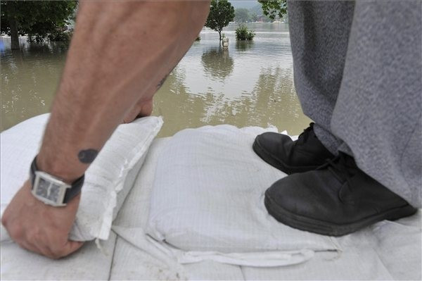 Minden segítő kézre szükség van