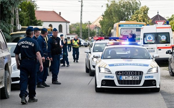 Rendőrök Győrújfaluban