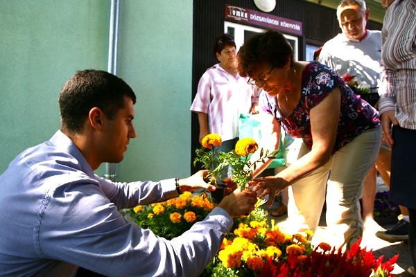 Dr. Mihalovics Péter segít a virágok kiosztásában