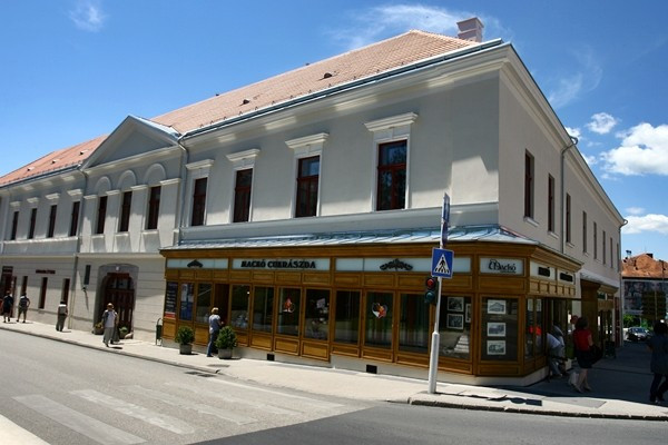 A Korona Szálló megújult portálját pozitív példaként említette Brányi Mária