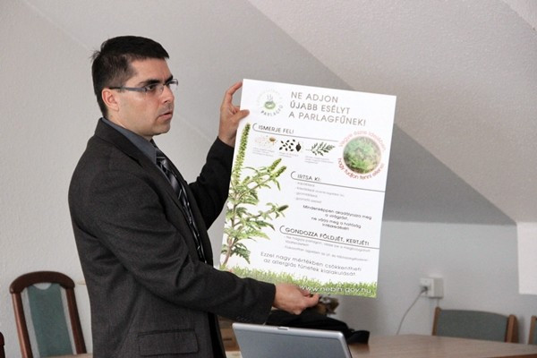 Őry Arnold egy parlagfű-mentesítsére felhívó plakátot mutat be