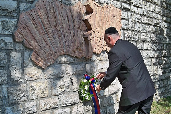 Porga Gyula polgármester megkoszorúzza a Komakút téri emlékművet