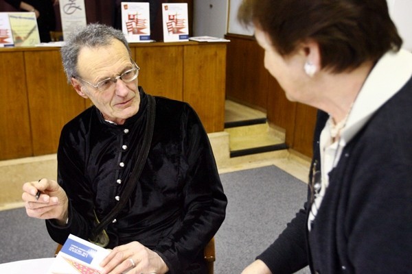 Somogyi Győző örömmel látta el kézjegyével a megvásárolt kiadványokat