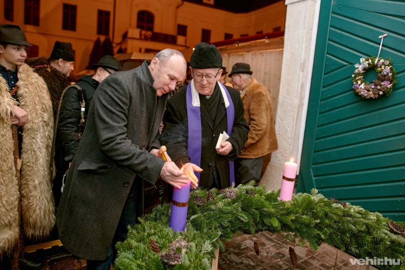 Porga Gyula polgármester és Márfi Gyula nyugalmazott érsek gyújtotta meg a városi adventi koszorú gyertyáját.