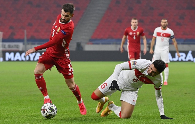 Hangya Szilveszter (b) és a török Ozan Tufan (j) a labdarúgó Nemzetek Ligája B divíziójában játszott Magyarország - Törökország mérkőzésen a Puskás Arénában 2020. november 18-án. MTI/Illyés Tibor 