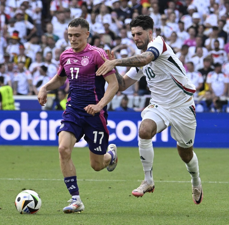 Szoboszlai Dominik (j) és a német Florian Wirtz a labdarúgó Európa-bajnokság A csoportjának 2. fordulójában játszott Németország - Magyarország mérkőzésen a stuttgarti MHP Arénában 2024. június 19-én. MTI/Koszticsák Szilárd