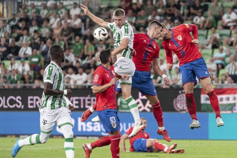 Mats Knoester (k), a Ferencváros játékosa a labdarúgó Európa-liga selejtezőjének 4. fordulójában játszott első Ferencváros - Borac Banja Luka (bosnyák) mérkőzésen a Groupama Arénában 2024. augusztus 22-én. MTI/Szigetváry Zsolt