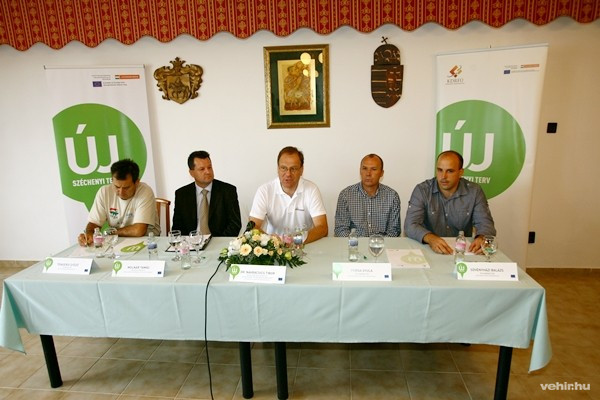 Tengerdi Győző, Molnár Tamás, dr. Navracsics Tibor, Porga Gyula és Sövényházi Balázs a projektzárón