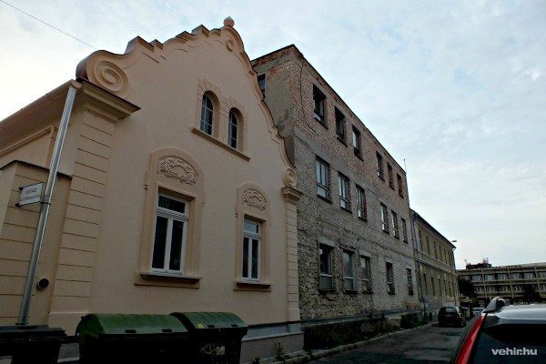 Az Iparkamara melletti épületet elbontják...