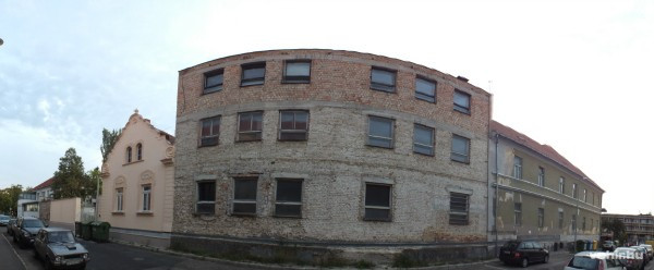 Panorámafotónk a Bezerédi utcáról. A kamarai épület, az elbontandó háromszintes és a Rosos-kúria