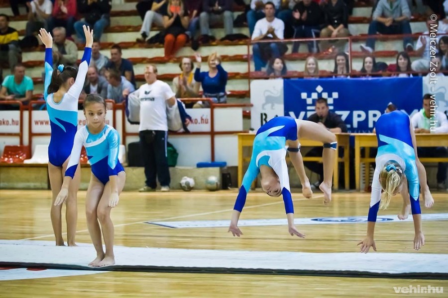 A szünetben a Veszprémi Torna Club fiatal növendékei adták elő káprázatos műsorukat