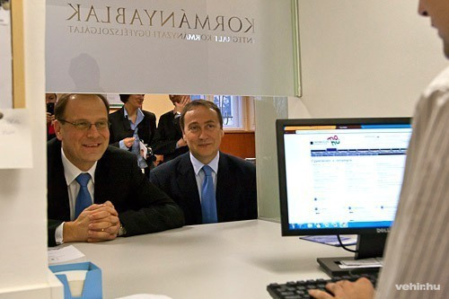 Dr. Navracsics Tibor és dr. Kovács Zoltán a veszprémi Kormányablaknál.<br>Fotó: archív