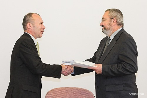 Az új és régi polgármester (vehir.hu archiv)