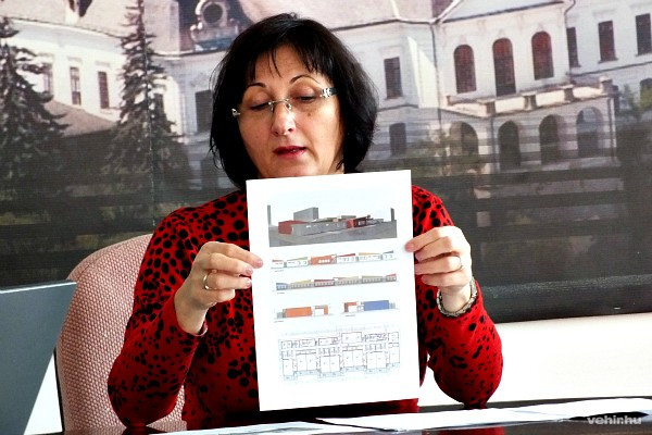 Az alpolgármester a Ringató óvoda terveit mutatja