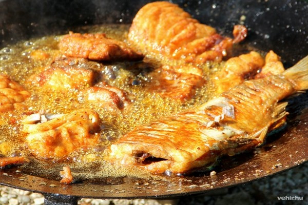 Készülnek a halas ételek