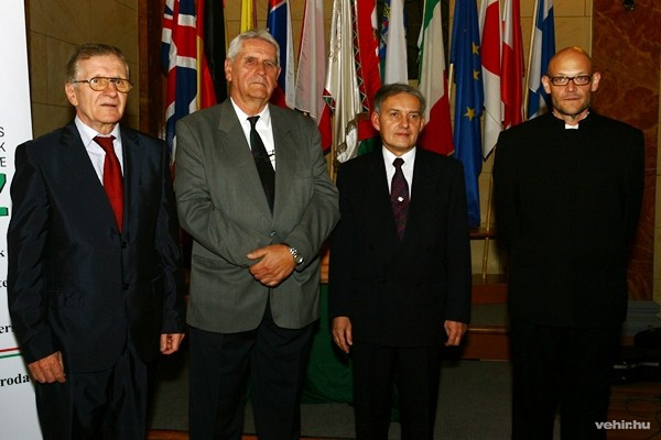 A díjazottak (balról): prof. Veress Gábor, Ruttkay Gyula, Tamás Ákos, Trócsányi Gergely