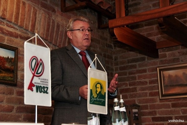 Dr. Markovszky György, a Veszprémi Kereskedelmi és Iparkamara elnöke ismertette a legfontosabb tudnivalókat