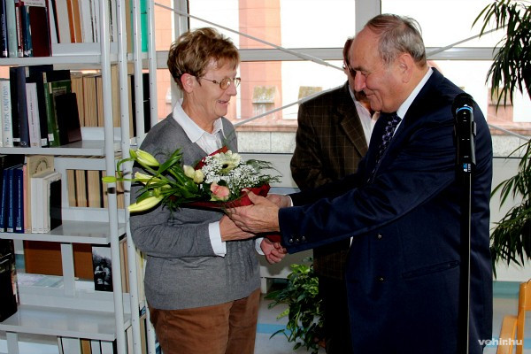 dr. Németh Ágnes díjat vesz át