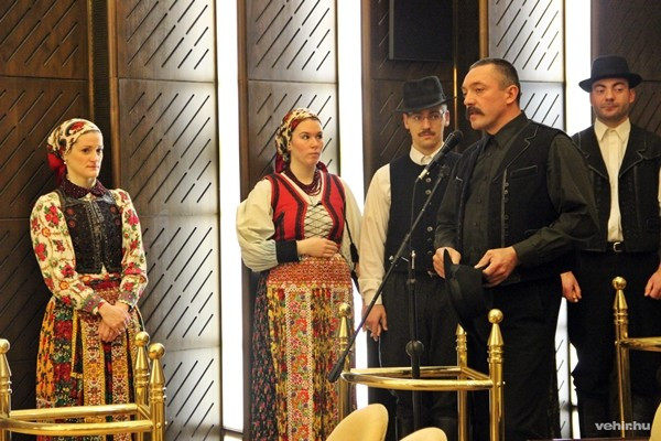 Kovács Norbert és a Veszprém Bakony Táncegyüttes táncosai