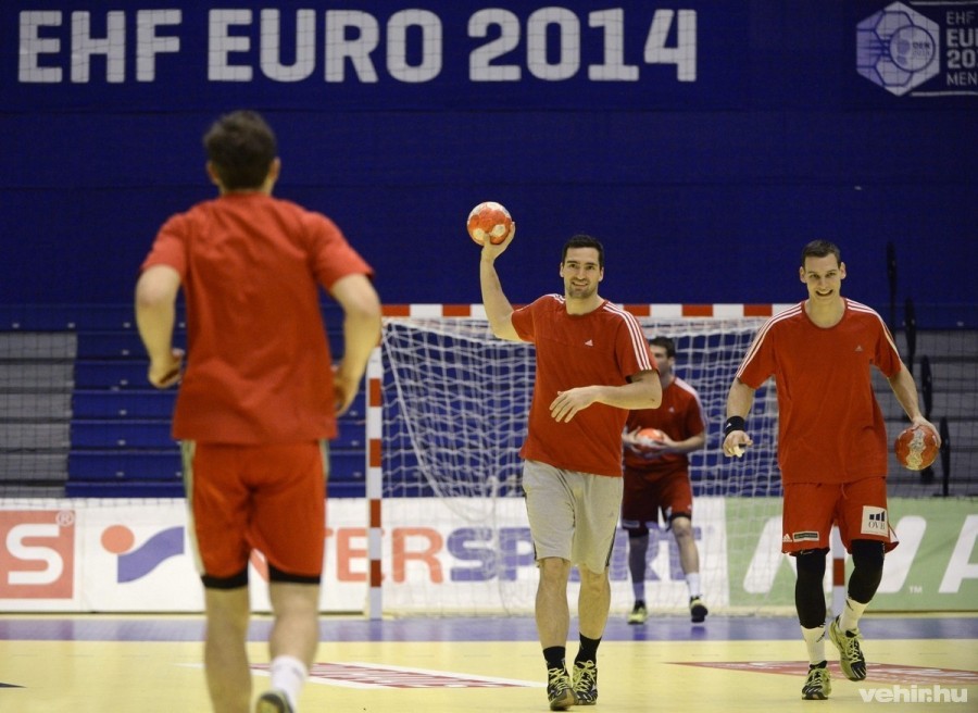 Nagy Kornél (k) és Putics Barna (j), a dániai Európa-bajnokságra készülő magyar férfi kézilabda-válogatott játékosai edzenek az aalborgi Gigantiumban 2014. január 11-én. A magyarok a világbajnoki címvédő spanyolok ellen kezdik meg szereplésüket. MTI Fotó: Kovács Tamás 